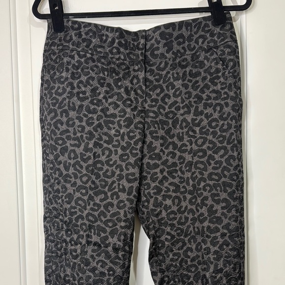 Ann Taylor Leopard Print Pants Straight Leg Cropped Black Gray Women’s Size 2P - Picture 3 of 11